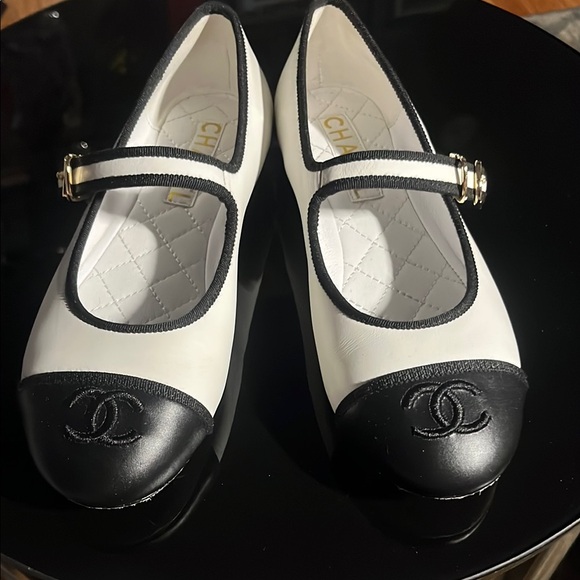Chanel Black and White Flats with Gold Buckle - Picture 1 of 6